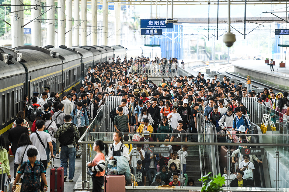 铁路迎返程客流高峰：10月7日预计发送旅客1679万人次