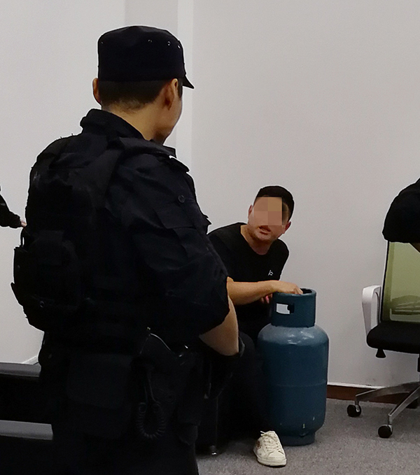 重庆一男子抱煤气罐欲与物业同归于尽，武警特警合力将其制服