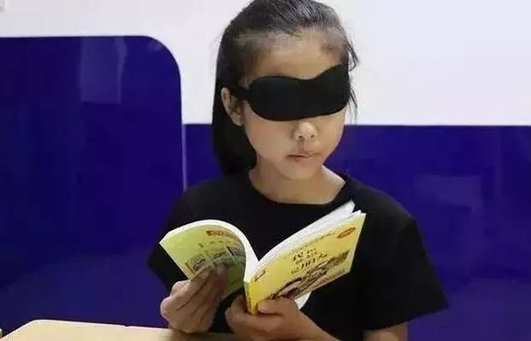 近日，某教育机构组织6-10岁儿童进行“量子波动速读”大赛及日常学习的视频在网络热传。