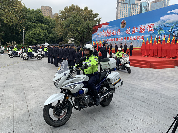 骑上帅气小摩托守护上海平安，黄浦公安铁骑队正式上岗执勤