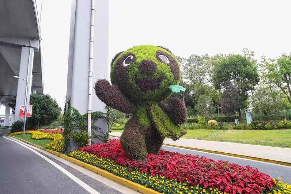 进博的热度上海的温度｜四叶草周边的雕塑“喊”你来打卡