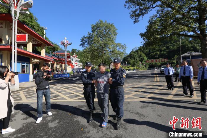 中国警方在广西抓获越南籍红通毒贩黄明通并移交越方