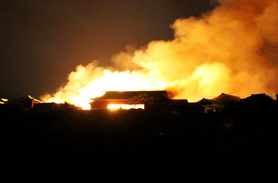 当地时间2019年10月31日，日本冲绳县那霸市，位于冲绳岛南部的世界文化遗产首里城(Shuri Castle)突发火灾。警方说，大厅和附近的一座建筑物已经被烧为平地，另一座建筑物也在燃烧。到目前为止，还没有收到人员受伤的报告。 视觉中国 图