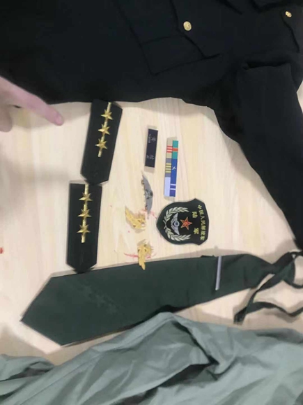 男子网购的仿制臂章和徽章。警方供图