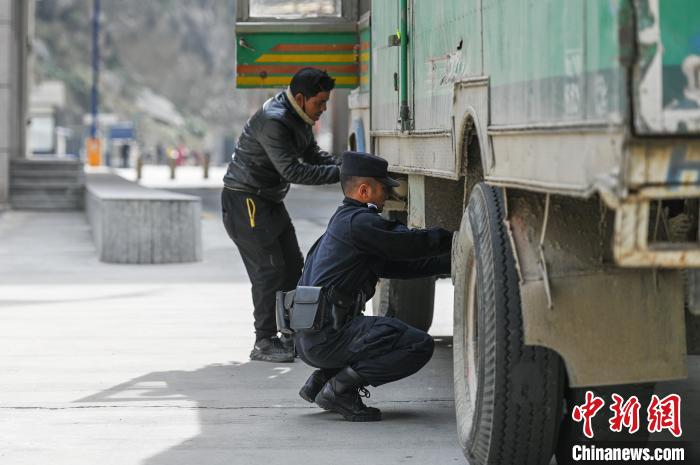 图为吉隆出入境边防检查站民警对尼泊尔货车进行检査