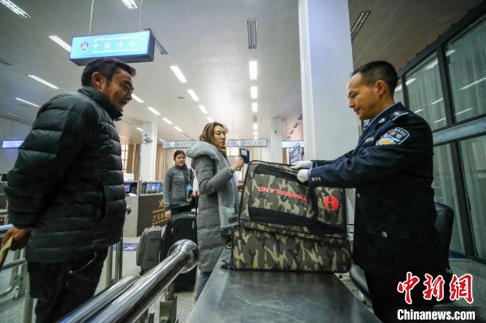 图为吉隆出入境边防检查站民警检查入境旅客行李物品