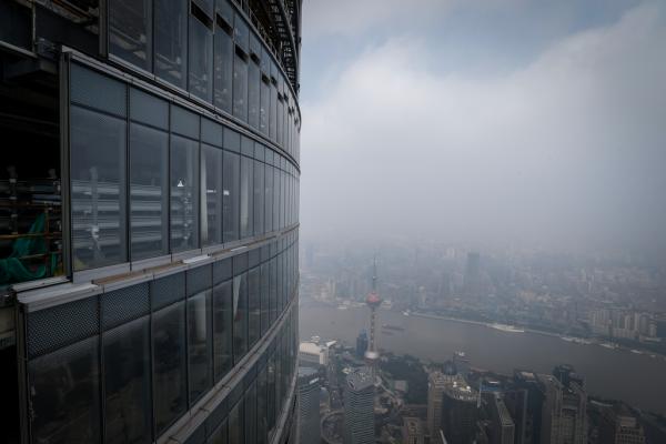 历时两年多,632米高上海中心大厦主楼玻璃幕墙