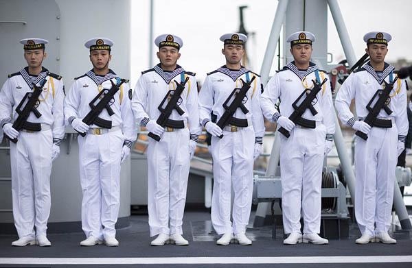中国海军三艘军舰访问英国，英国网友:可不可以借我们一艘