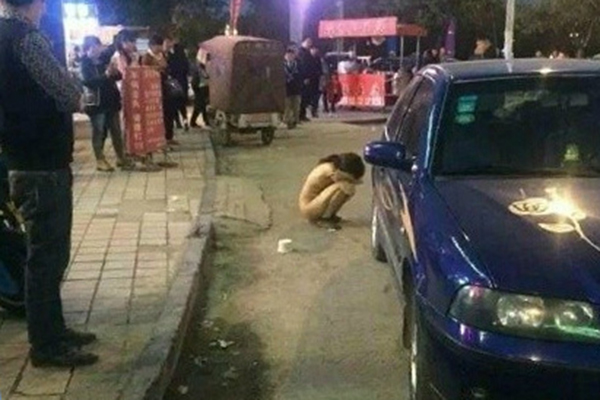郑州一女子遭裸体游街,警方:不是小三,已抓