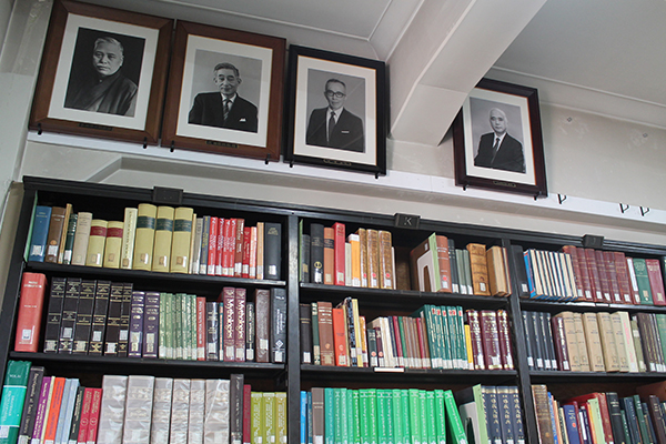 现东京大学印度文学研究室内景，墙上挂的是梵文教席历任教授纪念照，从左至右分别是：高楠顺次郎、辻直四郎、原实、土田龙太郎