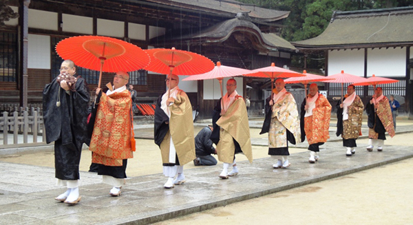 在高野山金刚峰寺进行法事活动的日本密宗(真言宗)僧侣