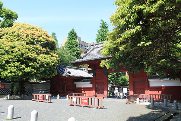 东京大学赤门，建于江户时期，是学校的象征