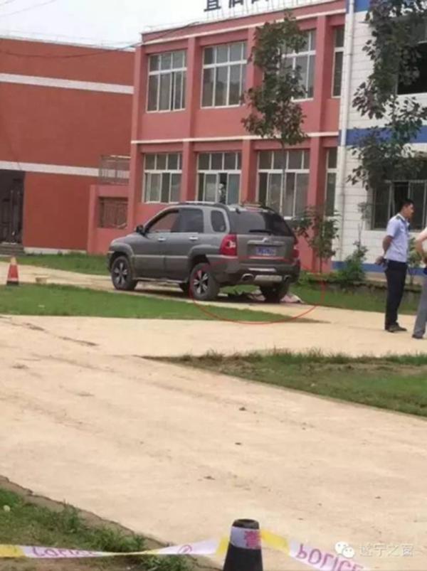 遂宁蓬溪县金桥小学发车祸 女老师校园内开车撞死1名学生