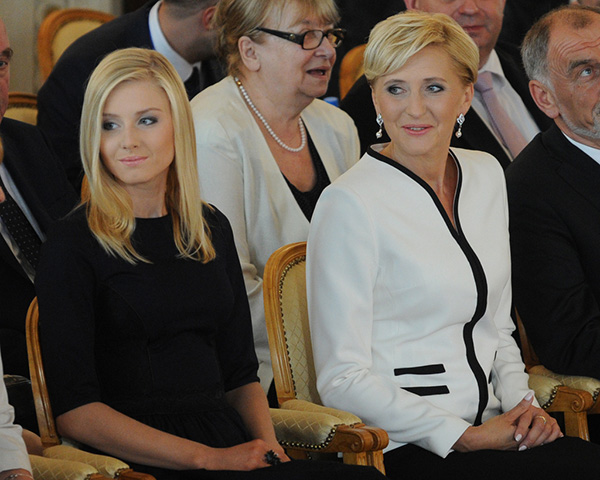 波兰新总统杜达宣誓就职,高颜值妻女一同
