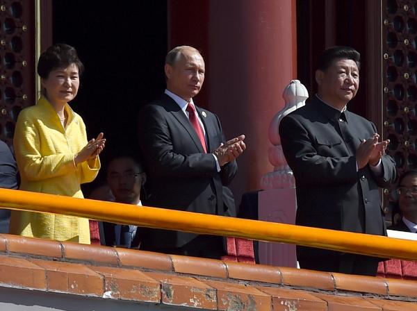 韩媒关注朴槿惠出席阅兵式所坐位置:象征东北