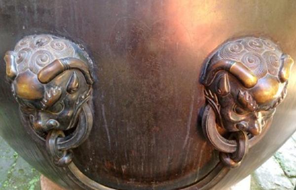 故宫三百年铜缸被情侣刻字“秀恩爱”：已报警