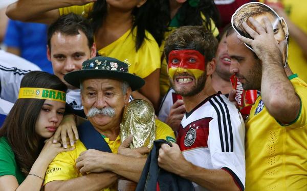 那个著名的巴西世界杯爷爷,带着大力神杯去了