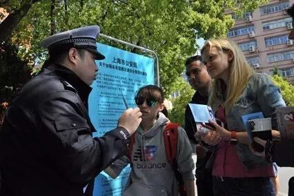 外国留学生交通违法不断,上海交警进大学