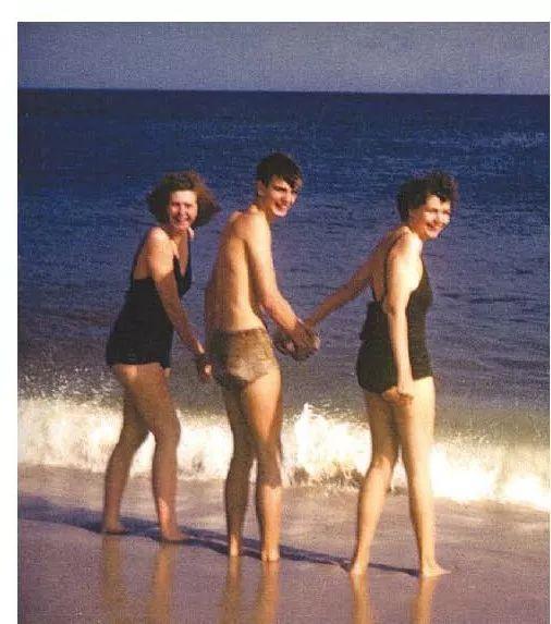 “哥儿们”和我的两个姐姐——弗吉尼亚(左 )和露丝(右 )在开普梅的海滩上享受时光。</p><p>（保罗·沃尔克的私人收藏）