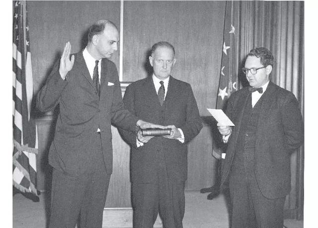 1962年1月，我加入美国财政部，与财政部长道格拉斯·狄龙 (中)和负责货币事务的副部长罗伯特·鲁萨(右)一起宣誓。</p><p>（保罗·沃尔克的私人收藏）