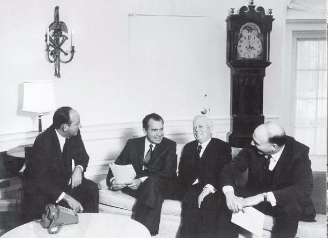 1969年初，我同查尔斯·沃克(左 )在白宫与理查德 ·尼克松总统和财政部长戴维·肯尼迪会面。</p><p>（白宫官方照片；保罗·沃尔克的私人收藏）