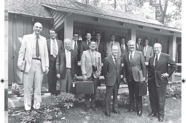 “历史性的一天”。1971年8月13日，同（前排左起）皮特·彼得森、阿瑟·伯恩斯、赫布·斯坦、保罗·麦克拉肯，站在戴维营的阿斯彭小屋前。迈克尔·布拉德菲尔德站在后排。</p><p>（白宫官方照片；保罗·沃尔克的私人收藏）