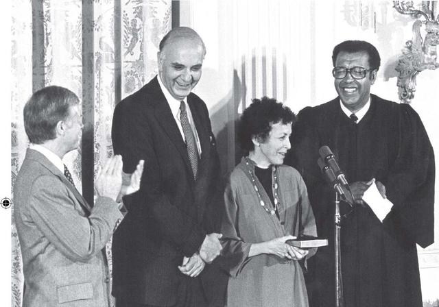 我宣誓就任美联储主席，同卡特总统(左)和芭芭拉(右二)一起。</p><p>（白宫官方照片；保罗·沃尔克的私人收藏）