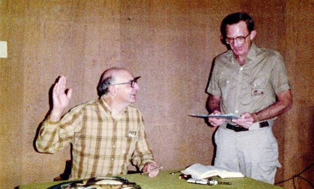 1983年 8月，在宾夕法尼亚州布卢明格罗夫的钓鱼之旅中，我开始了我的第二个美联储主席任期。在伯利恒钢铁公司总法律顾问柯蒂斯·巴内特的主持下宣誓任职。</p><p>（保罗·沃尔克的私人收藏）