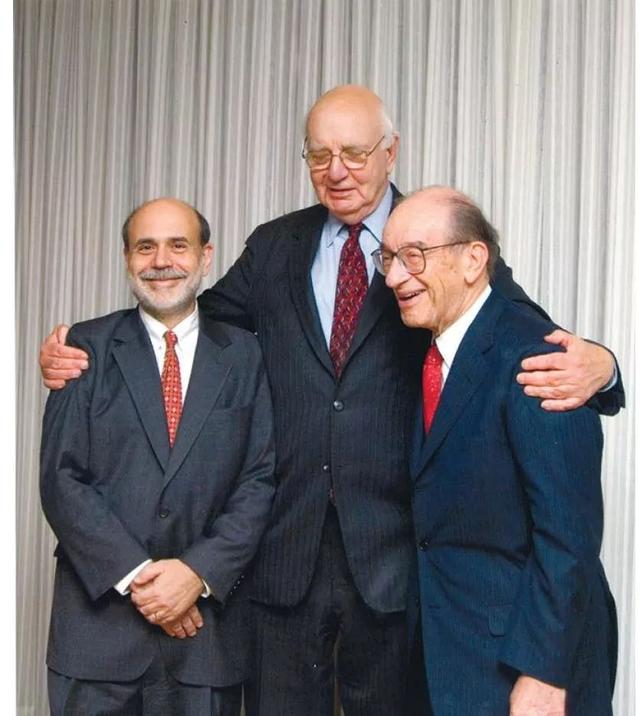 2005年, 与我在美联储的两位接班人艾伦·格林斯潘(右)和本·伯南克(左)一起。</p><p>（摄影：布列特·莱克曼； 由美国联邦储备委员会提供）