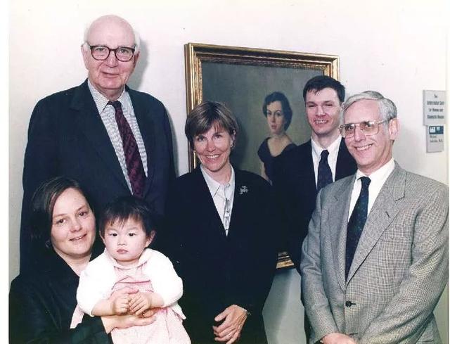 在纽约特殊外科医院芭芭拉·沃尔克妇女与风湿病中心开幕仪式上。左起: 我的儿媳玛莎怀抱詹尼弗坐着，贾尼丝和吉米同中心主任迈克尔·洛克辛博士(右)站在芭芭拉的画像前。</p><p>（保罗·沃尔克的私人收藏）