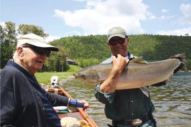“如果你坚持下去,最终你会抓到一个大的。</p><p>”雷斯蒂古什鲑鱼俱乐部钓鱼指导布莱恩·欧文举着我的37磅的猎物，这是我捕到的最大的鱼。</p><p>（摄影：雷斯蒂古什河流域管理委员会执行主任大卫·勒布朗）