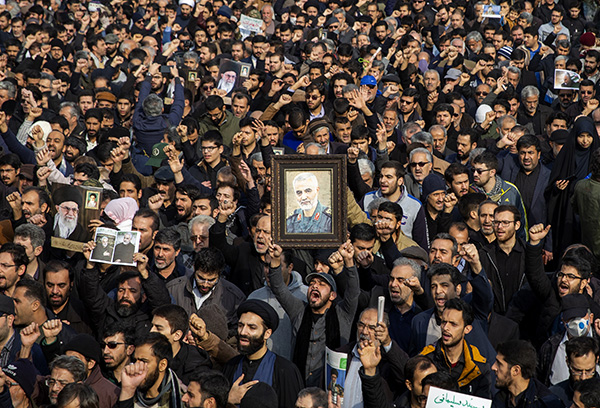 1月3日，在伊朗德黑兰，人们参加游行抗议伊朗伊斯兰革命卫队下属“圣城旅”指挥官卡西姆·苏莱曼尼被炸身亡。新华社 图