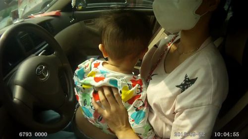 重庆一女子驾车时喂奶且未系安全带，被罚200元