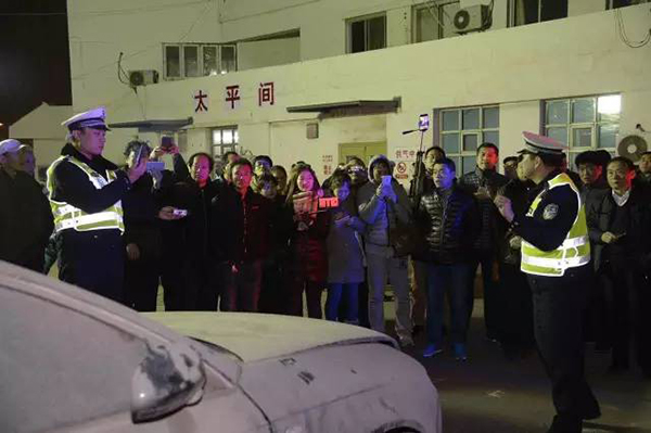 天津交警夜查酒驾并将违法司机带至太平间门口