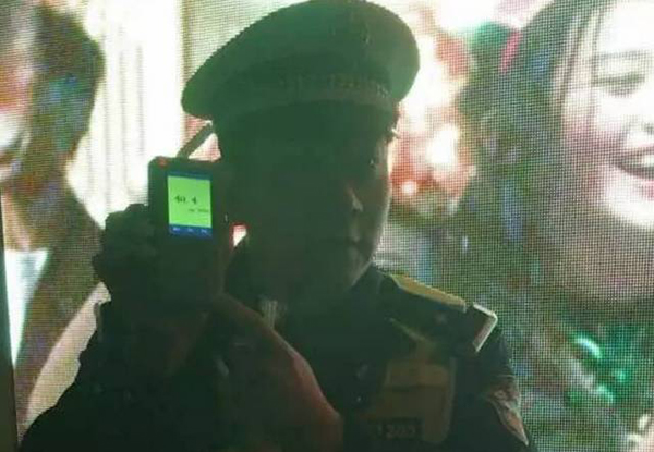 天津交警夜查酒驾并将违法司机带至太平间门口