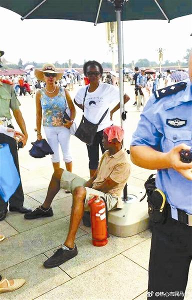 非洲游客天安门广场中暑：是一名60岁老人，哨兵打电话急救