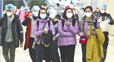 2月13日，21支重症患者救治醫療隊飛抵武漢，圖為江蘇援助武漢的醫務人員帶著簡單行李走出機場。 長江日報 圖