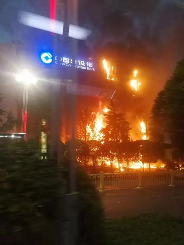 西安一建行支行大楼发生火灾:2人获救,1名男性