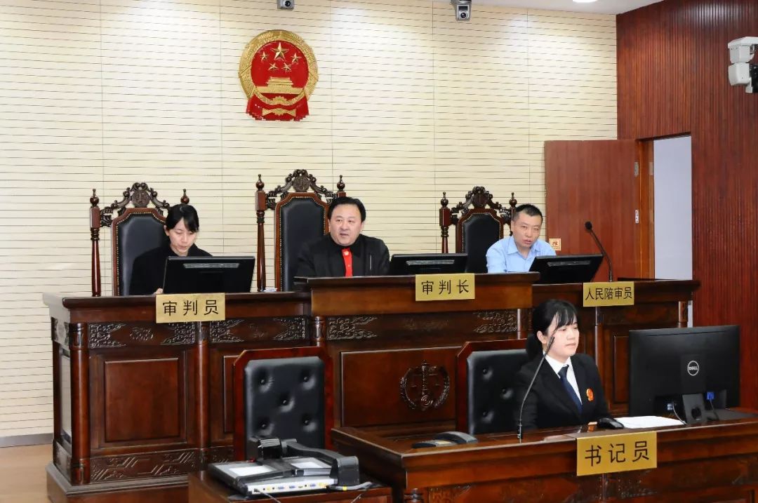 上海浦东法院院长开庭审理在读女大学生罹患重