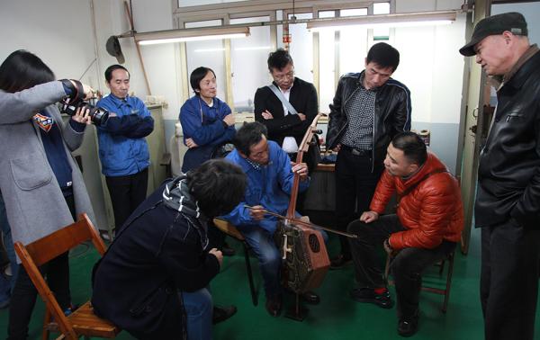民族乐器上海制造:六角形、瓷瓶形民族低音拉