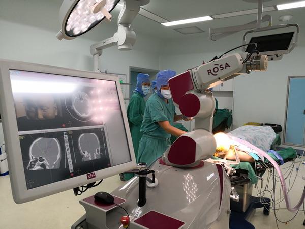 山西省人民医院完成全省首例机器人立体定向脑