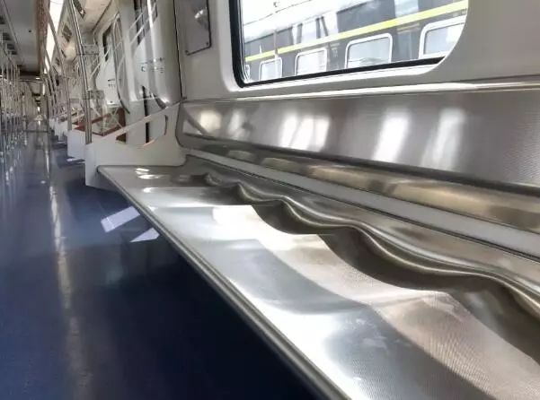 波浪座椅、最大载客量.成都地铁6号线.