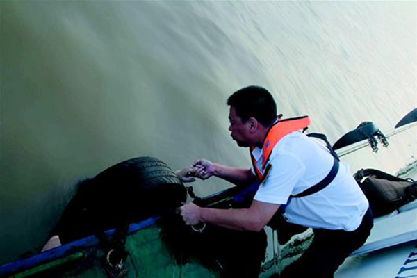 山西小伙喝一斤酒后夜游武汉长江大桥坠江，漂流30公里获救