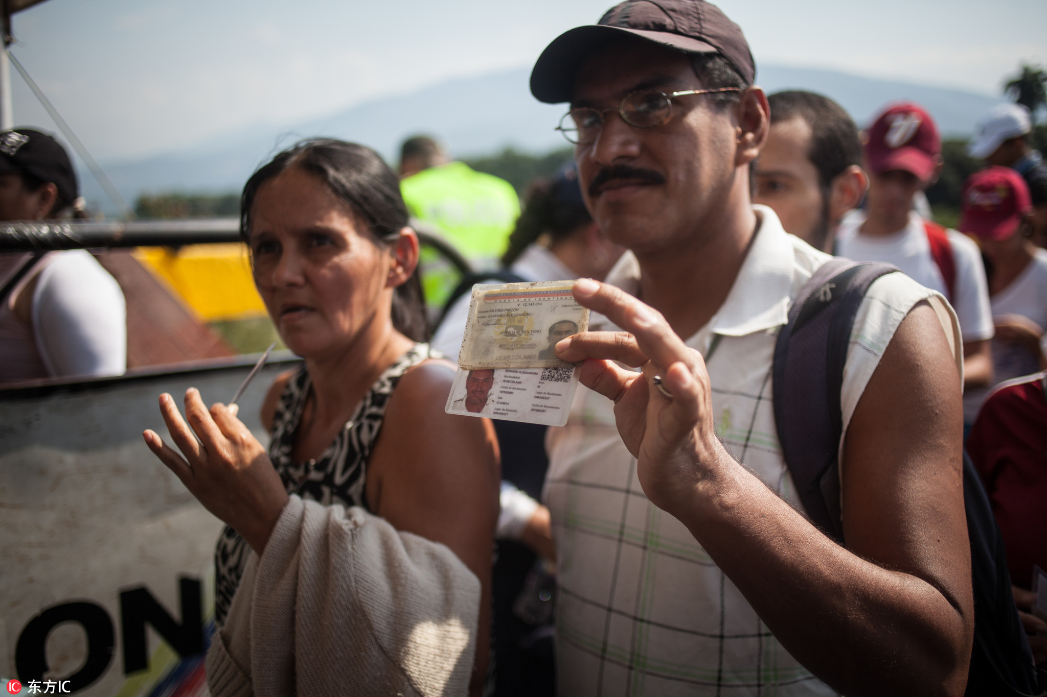 在哥伦比亚流浪的委内瑞拉人:用贬值钞票编织