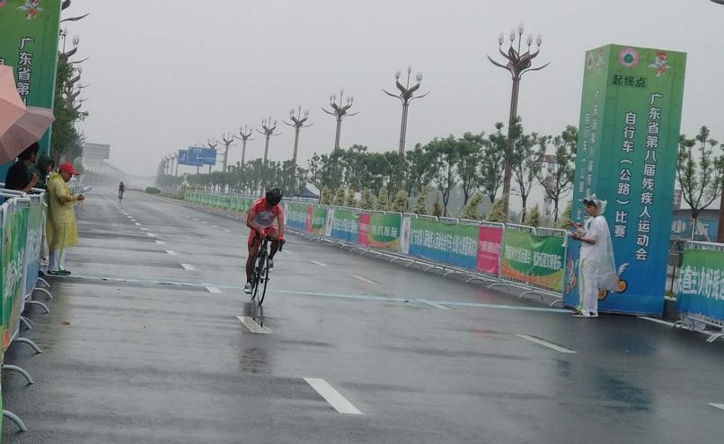 广东省第八届残疾人运动会 自行车(公路)比赛 在肇庆市端州区江滨东路图片