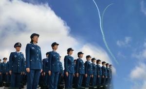 空軍航空大學(xué)開學(xué)典禮：飛行表演迎新生     