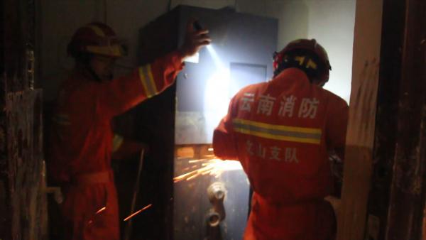 云南麻栗坡：消防官兵破拆受损取款机