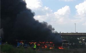 南京报废公交车起火烧成空壳，有爆炸声