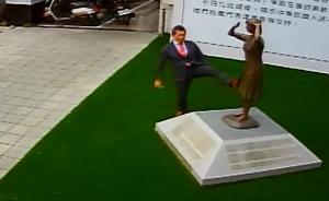 踹慰安妇铜像日本人被骂一天回应，辩称因“腿麻才伸脚”