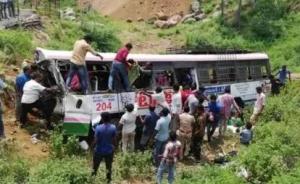 印度南部巴士翻车事故遇难人数升至50人，另有20余人伤
